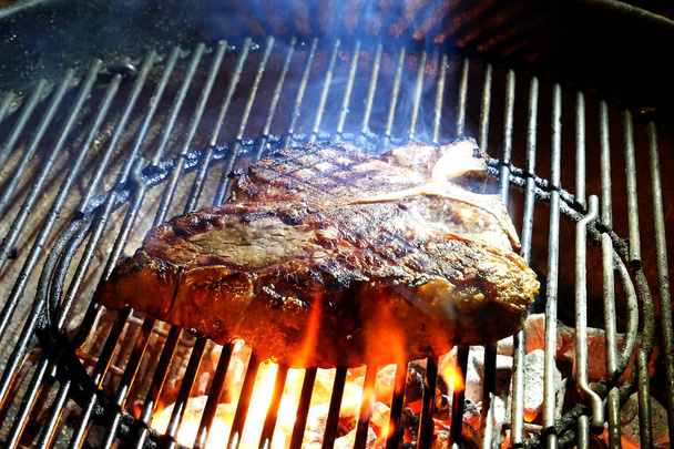 Porterhouse biftek fırında Barbekü ızgara - Fotoğraf, Görsel
