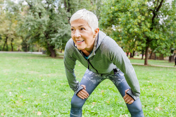 Ritratto di donna anziana in forma pronta per correre nella natura, Allenamento all'aperto
. - Foto, immagini