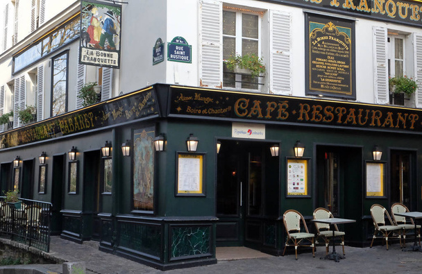 Cabaret restaurant La Bonne Franquette. Corner rue des Saules and rue Saint Rustique in Paris, France - Foto, afbeelding