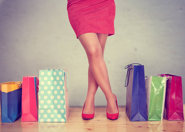 Fechar em sacos de compras perto de pernas de mulher. Perfeito shopaholic pernas com saltos altos. Férias e conceito de relaxamento
  - Foto, Imagem