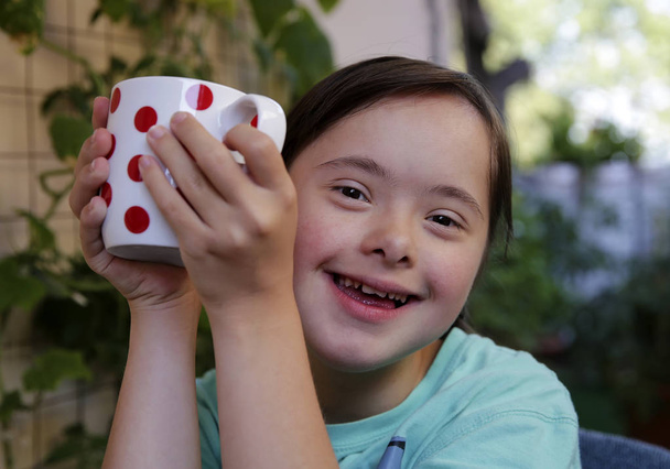 Портрет дівчини, яка посміхається з білою чашкою
 - Фото, зображення