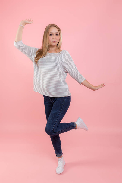 Jong slank meisje in een vest en jeans - Foto, afbeelding