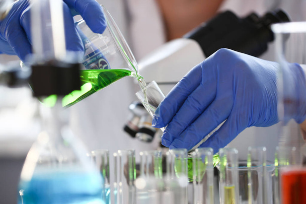 Mužské chemik drží zkumavky skla v ruce - Fotografie, Obrázek