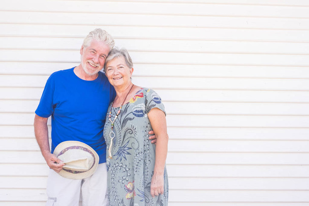 Boldog idősebb pár nevetve ölelte a nyári nap - Fotó, kép
