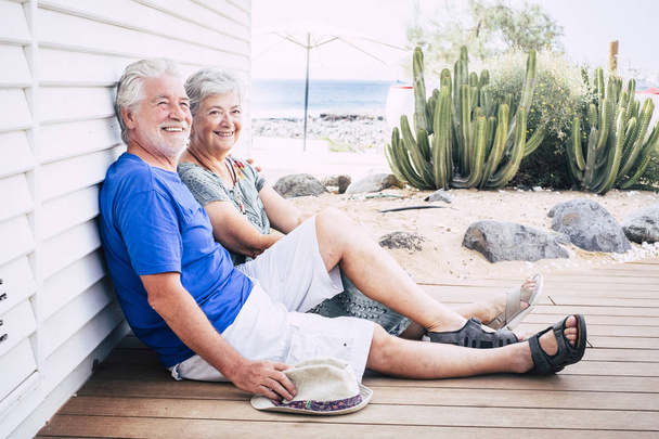 Feliz pareja de ancianos riendo abrazados en el día de verano
 - Foto, imagen