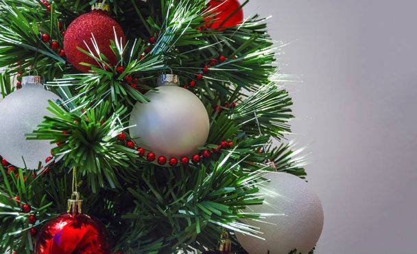 Κοντινό πλάνο της χριστουγεννιάτικο δέντρο διακόσμηση. Χριστούγεννα και γιορτή έννοια - Φωτογραφία, εικόνα