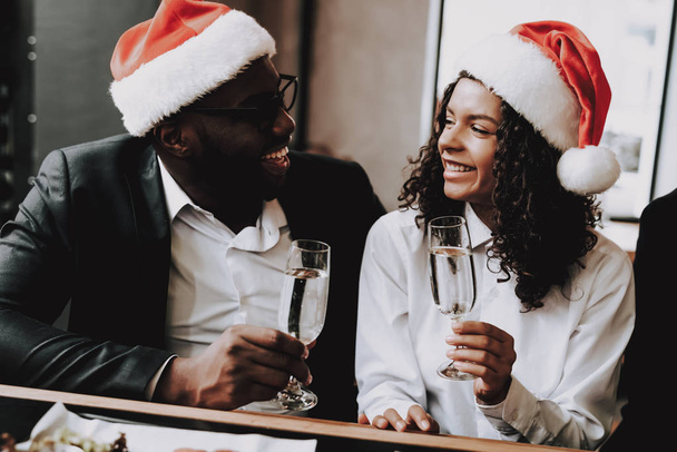Santa's Hat. Young People. Rest. Emotion. Girls and Guys. Drink Alcoholic Beverages. Different Races Communicate. Bar. Have Fun. Together. Clubbing. Nightlife. Joyful. Chin-chin. Leisure. Positive. - Fotoğraf, Görsel