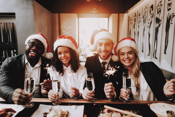 Santa's Hat. Drink Alcoholic Beverages. Young People. Rest. Girls and Guys. Different Races Communicate. Bar. Have Fun. Together. Clubbing. Nightlife. Joyful. Chin-chin. Leisure. Positive. Emotion. - Foto, Imagem