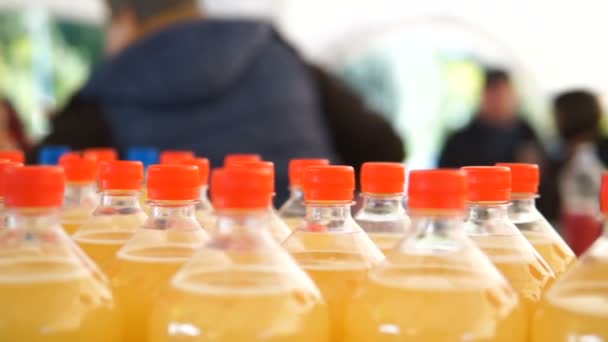 A szállítószalag gyümölcslé Pet műanyag palackok gyártása. - Felvétel, videó