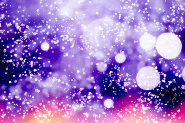 Winterblauer Himmel mit fallendem Schnee, Schneeflocke. Urlaub Winter Hintergrund für frohe Weihnachten und ein glückliches neues Jahr. - Foto, Bild