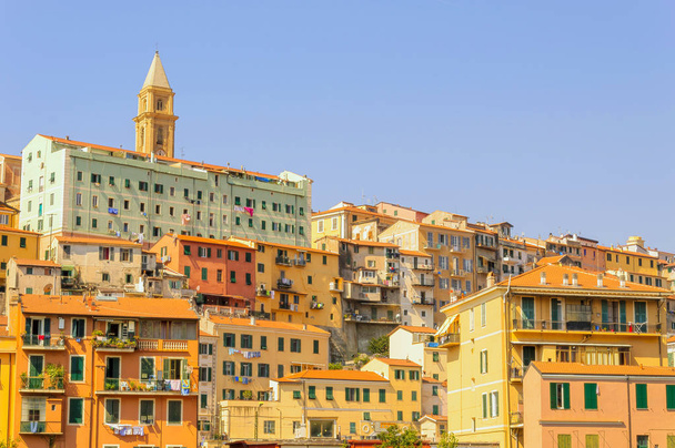 Ventimiglia Altstadt mit farbigen Gebäuden im Sommer - Foto, Bild