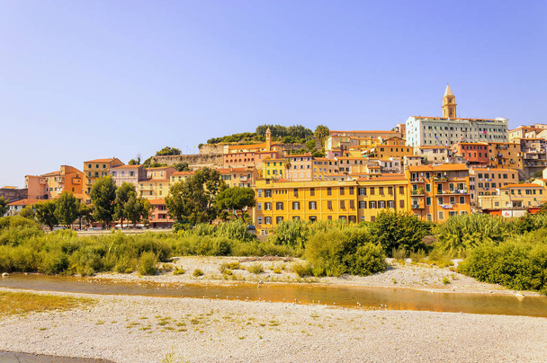 Ventimiglia vanhakaupunki värillisiä rakennuksia kesällä
 - Valokuva, kuva