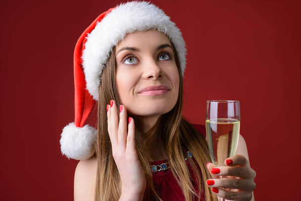 All dreams will come true on X mas! Close up photo portrait of pretty lovely think thoughtful pensive planning cute lady looking up hold glass in hand isolated on bright vivid background - Foto, Bild