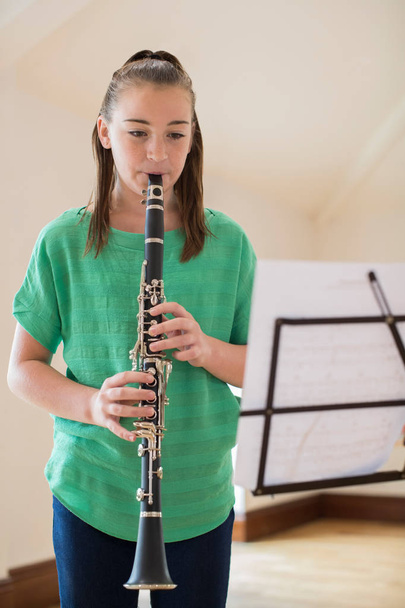 Female High School Student Playing Clarinet - Foto, afbeelding