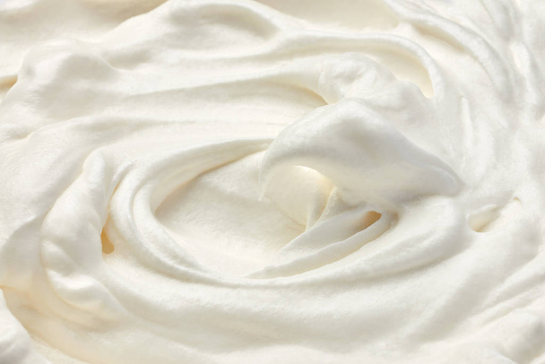 primer plano de una crema blanca batida o agria sobre fondo blanco
 - Foto, imagen