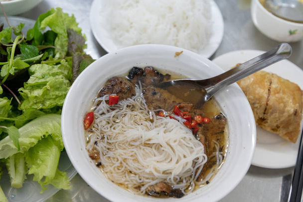 Topuz Cha ile ızgara domuz eti, pirinç noodle, sebze ve çorba Vietnam mutfağı ve Vietnam Hanoi sokak gıda - Fotoğraf, Görsel