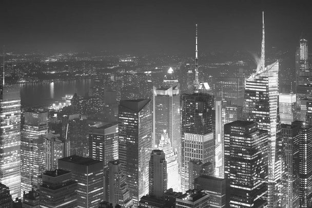 Черно-белый вид на Нью-Йорк ночью, США
. - Фото, изображение