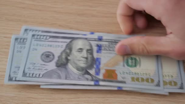 Κινηματογράφηση σε πρώτο πλάνο ο άνθρωπος μετράει χρήματα. Δολάρια σε χρήματα στο χέρι, το χέρι, που μετρά τα χρήματα - Πλάνα, βίντεο