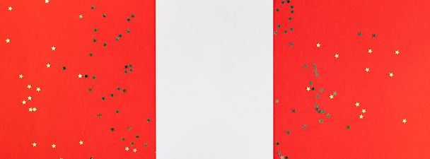 創造的なクリスマスまたは新年の挨拶手紙モックアップ フラット トップ ビュー クリスマス休日のお祝い赤い紙背景金色キラキラで封筒が横たわっていた。長い広いバナー 2019 2020 モックアップ テンプレート - 写真・画像