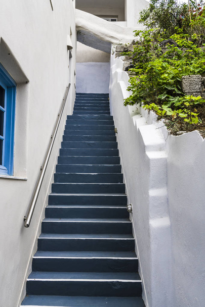 На вузьких вулицях грецької селище на острові Санторіні є багато крутими сходами, що ведуть туристів по нових місцях незвідані. - Фото, зображення
