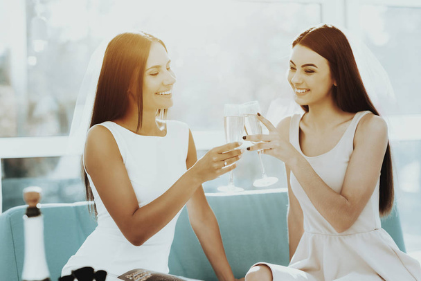 Girls Are Drinking Champagne Before Hen-Party. Pre-wedding Concept. Beautiful Shiny Smile. Resting With Bride. Sunny Day. Good Mood. Young And Attractive. Happy Holiday. Long Hair. - Foto, afbeelding
