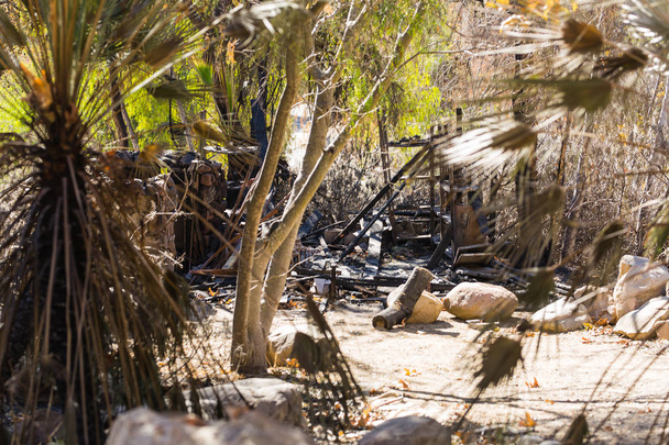 Structure endommagée par le feu Thomas le long du sentier Pratt à Ojai, Californie
 - Photo, image