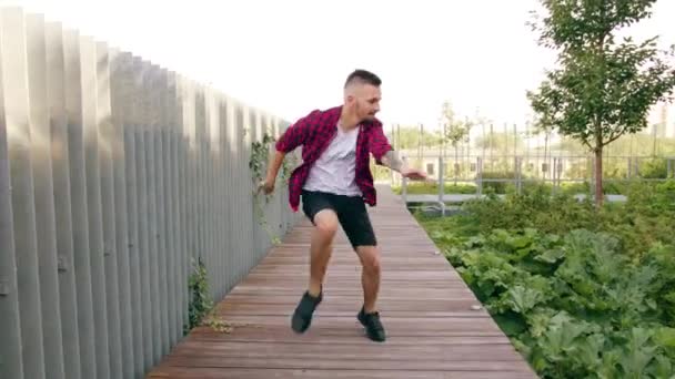 Young Man Dancing in the Street - Video, Çekim