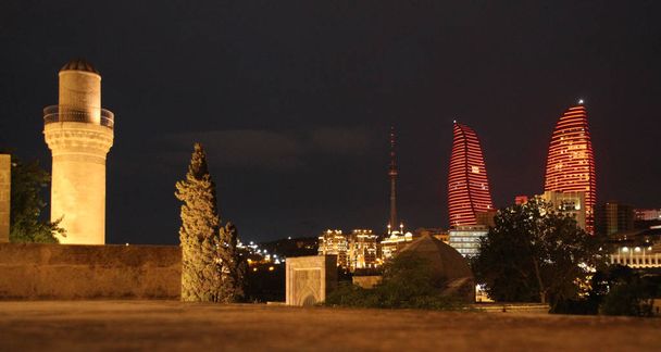 Vue de Bakou - capitale historique de l'Azerbaïdjan. Vieilles rues, bâtiments anciens et architecture moderne
. - Photo, image