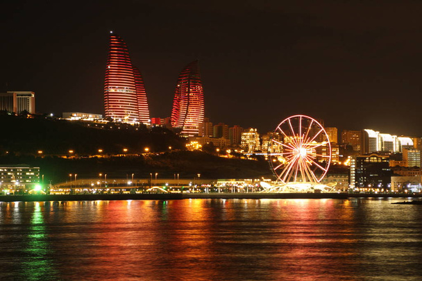 Vue de Bakou - capitale historique de l'Azerbaïdjan. Vieilles rues, bâtiments anciens et architecture moderne
. - Photo, image