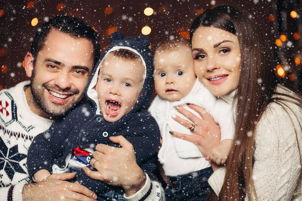 Krásná šťastná rodina kavkazské. Portrét šťastné milující sourozence - Fotografie, Obrázek