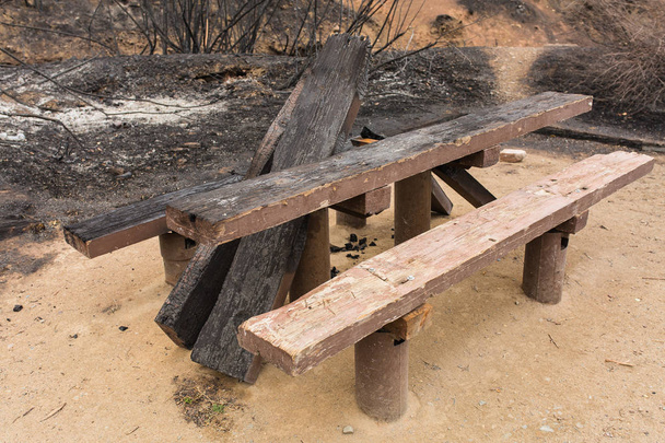Rose Valley Camping beschadigd door de Thomas Fire langs Highway 33 in Ojai, Californië - Foto, afbeelding