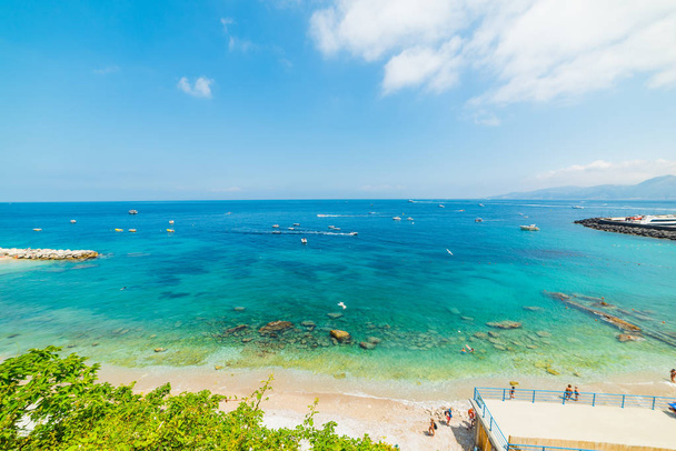 Maailmankuulu Marina Grande ranta ylhäältä katsottuna. Caprin saari, Italia
 - Valokuva, kuva