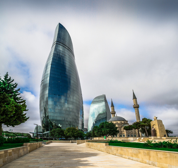 Bakü - tarihsel Azerbaycan sermaye görünümünü. Eski sokaklar, eski binalar ve modern mimari. - Fotoğraf, Görsel