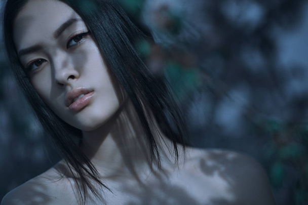 Art Fashion Spring Model Girl Portrait in Night Forest - Фото, зображення