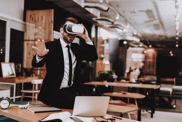 Virtual Reality.Looking Into. Business Suit. Laptop. Sit. Brainstorm. Young Guy. Businessman. Work in Office. Creative Worker. Create Ideas. Businesspeople. Workplace. Inspiration. Comfortable Office. - Foto, afbeelding