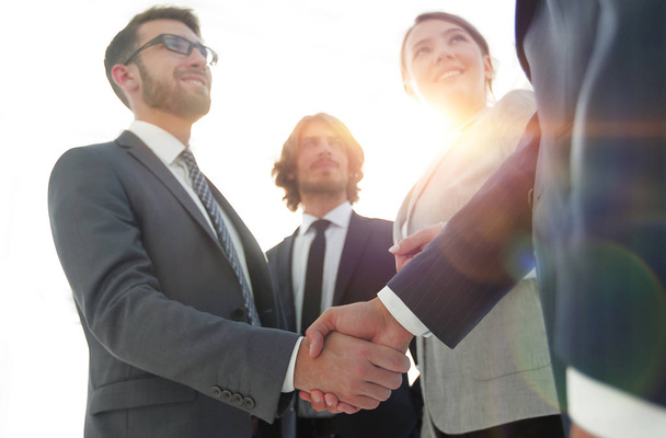 деловые люди, пожимающие друг другу руки после хорошей сделки
. - Фото, изображение
