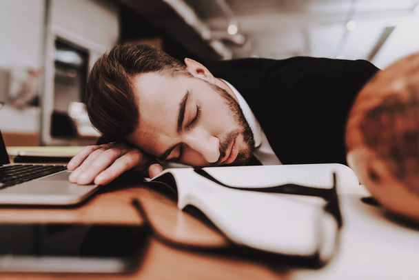 Sleeping in Workplace. Business Suit. Creative Worker. Globe. Project. Laptop. Young Guy. Businessman. Office. Ideas. Businesspeople. Workplace. Inspiration. Relaxation. Hobby. Comfortable Office. - Foto, afbeelding