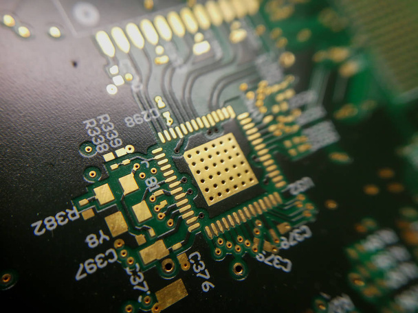 Macro close-up de placa de circuito impresso QFN quad flat sem chumbo tecnologia pegada
 - Foto, Imagem