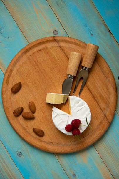 cheese camembert with raspberries and nuts, melange - Fotografie, Obrázek
