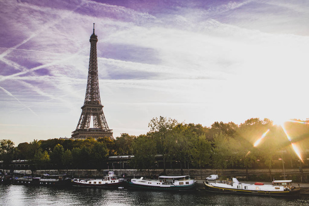 Чаруючим Ейфелеву вежу в Парижі при сходом сонця. Є Пурпурний колір неба або фіолетовий. - Фото, зображення