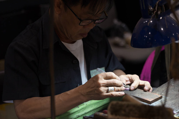 タイの宝石商が宝石をワーク ショップ - 写真・画像