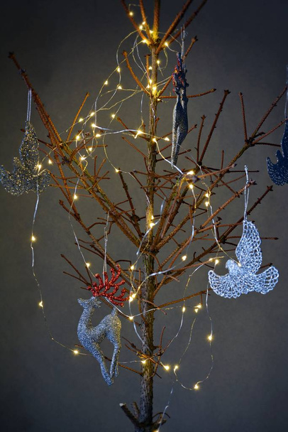 Πρωτοχρονιά και τα Χριστούγεννα διακοσμήσεις. Χριστούγεννα ελάφια. Χριστούγεννα παιχνίδια, γιορτινή διάθεση, αργία ένα υπόβαθρο, χριστουγεννιάτικο δέντρο, φώτα. - Φωτογραφία, εικόνα
