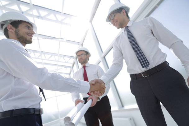 handshake between architect and customer - Фото, изображение