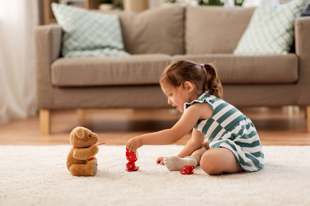kis lány játszik otthon a játék Teáskészlet - Fotó, kép