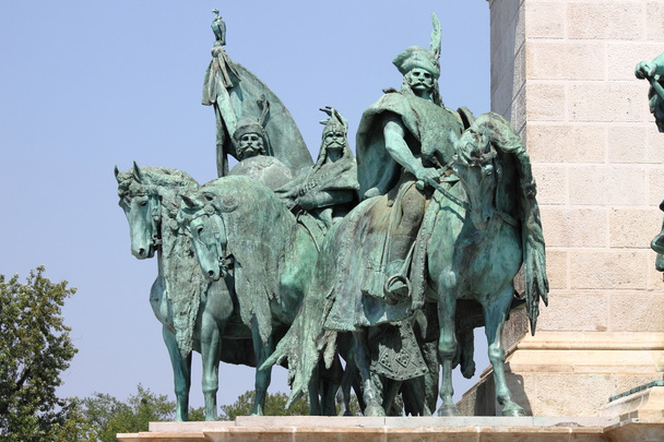 Estatua ecuestre en Heroes Square
 - Foto, Imagen