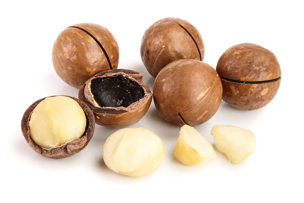 Nueces de macadamia sin cáscara y sin cáscara aisladas sobre fondo blanco
 - Foto, imagen