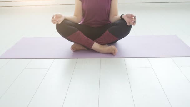 Yogi mittleren Alters attraktive Frau praktiziert Yoga im Haus - Filmmaterial, Video