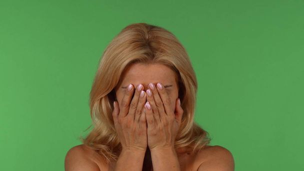 Виразна зріла жінка демонструє різні емоції
 - Фото, зображення