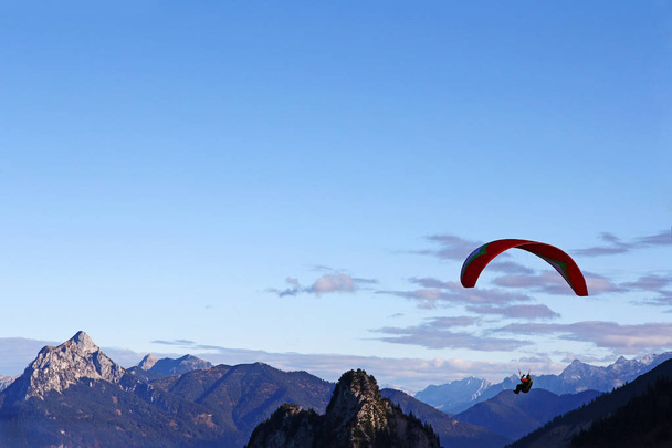 Летчик-парапланерист на Брайтенберге в Альпах Альгау в Германии
 - Фото, изображение
