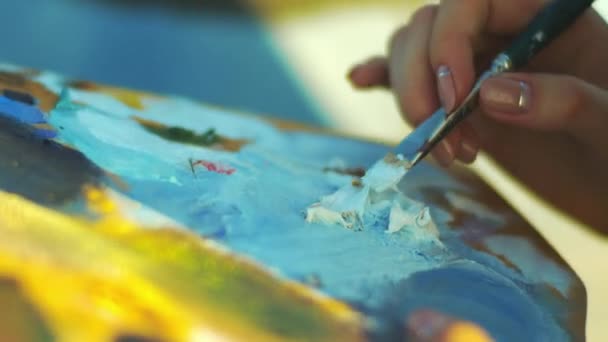 weibliche Hand mit Pinsel. Frau mischt Ölfarben auf Künstler-Palette - Filmmaterial, Video